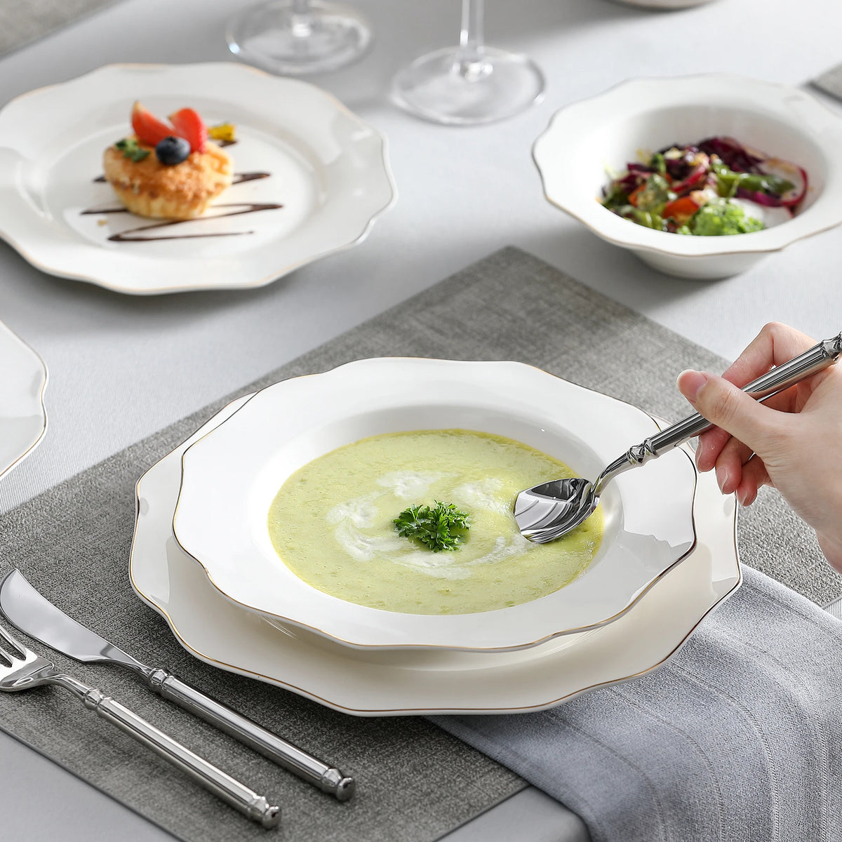 Service de vaisselle en porcelaine blanche à bordure dorée