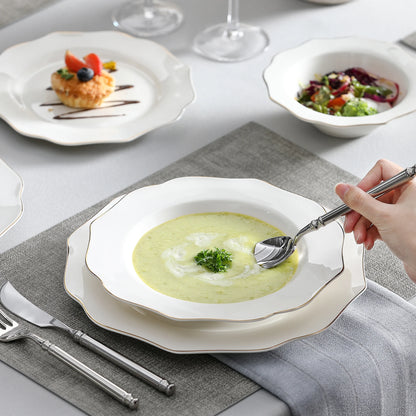 Service de vaisselle en porcelaine blanche à bordure dorée